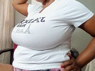 HUGETITS38HH amateur webcam photo