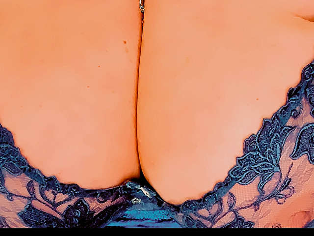 HUGEBOOOBS free sexy photo