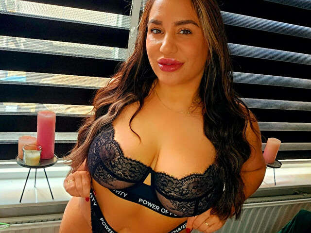 LARIZZA free sexy photo
