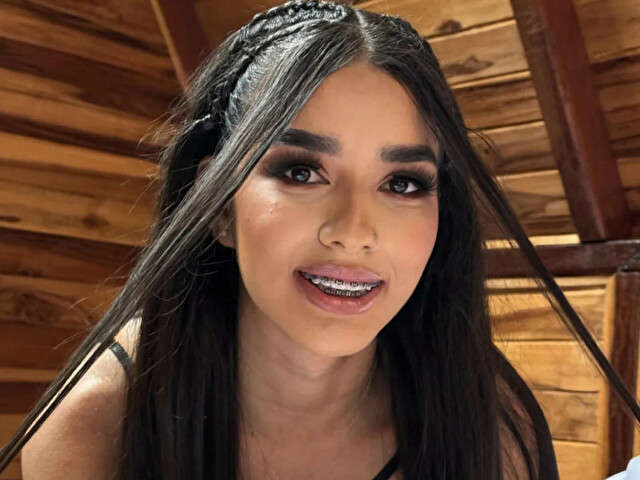 CAROLINECOSE free sexy photo