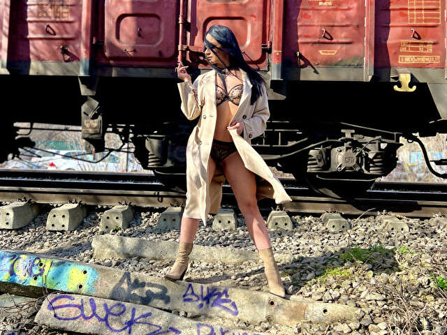 SERENESOPHI free sexy photo
