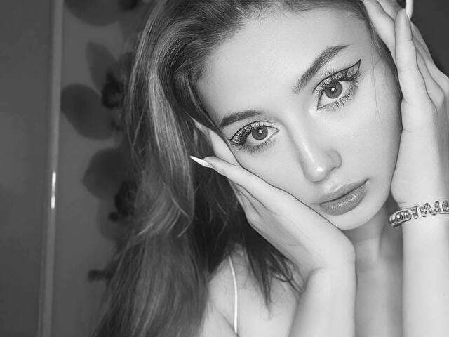 JIIGGLY free sexy photo