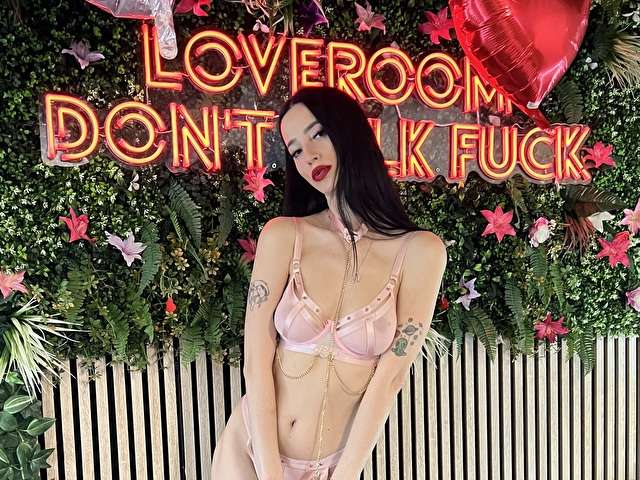 NAKEDMOLLY free sexy photo