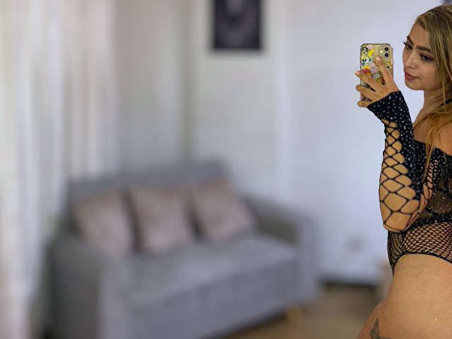 CAROLINEE free sexy photo