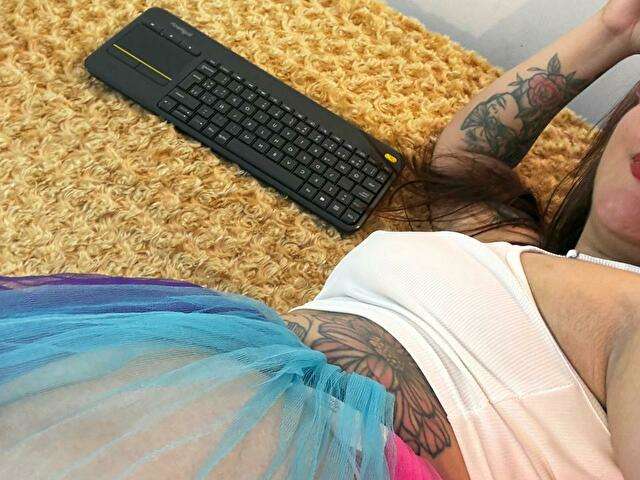 ELYINNROJAS free sexy photo