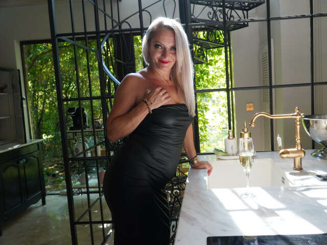 LADYTOUCH free hard sexy photo